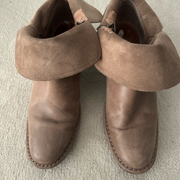 Leather UGG boots - Picture 4 of 8